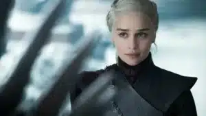 Emilia Clarke em entrevista desmentindo rumores sobre salários milionários em Game of Thrones