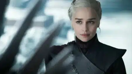 Emilia Clarke em entrevista desmentindo rumores sobre salários milionários em Game of Thrones