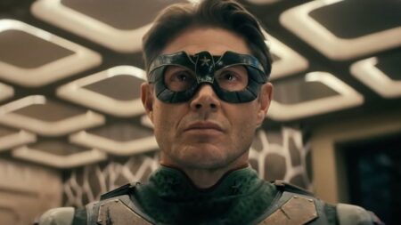 Soldier Boy, personagem interpretado por Jensen Ackles em The Boys, em cena do experimento Vought Rising