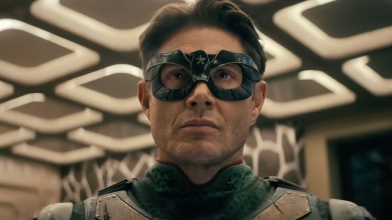 Soldier Boy, personagem interpretado por Jensen Ackles em The Boys, em cena do experimento Vought Rising