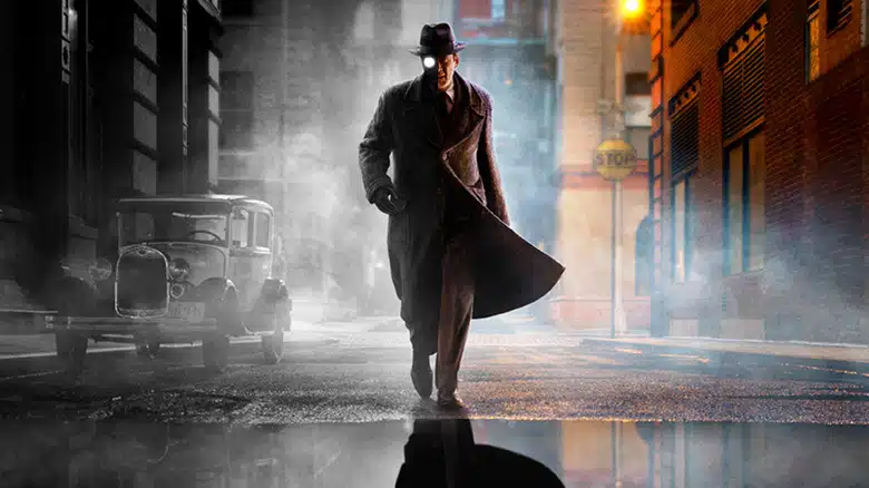 Nicolas Cage como Spider-Noir em cena do filme, comparação entre versão em preto e branco e cores
