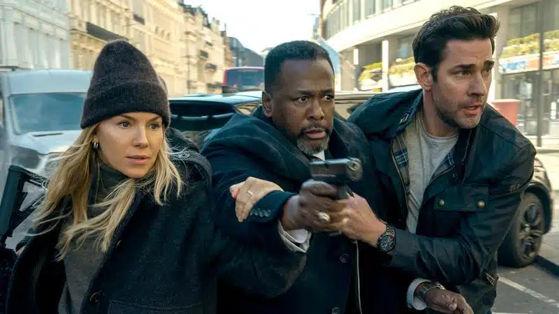 Jack Ryan em cena de ação do filme Guerra Fantasma, mostrando o personagem em situação de tensão
