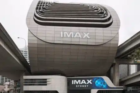 Tela IMAX em cinema premium com recorde de 1,28 bilhão e interesse de compra no mercado