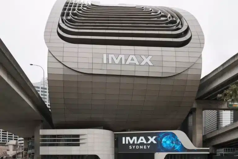 Imax bate recorde de 1,28 bilhao e vira alvo de compra no mercado de cinema premium Tela IMAX em cinema premium com recorde de 1,28 bilhão e interesse de compra no mercado
