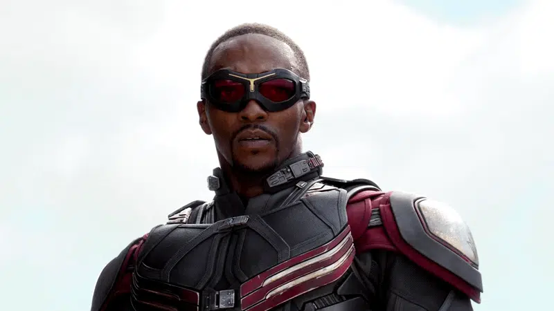Sam Wilson como Capitão América em cena de conflito civil