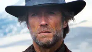 Pale Rider: O Unico Faroeste dos Anos 80 que Salvou Clint Eastwood Cena do filme Pale Rider com Clint Eastwood em cenário de faroeste dos anos 80