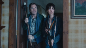 Anne Hathaway e Ewan McGregor em cena de O Fim Da Rua, série sci-fi da Warner Bros
