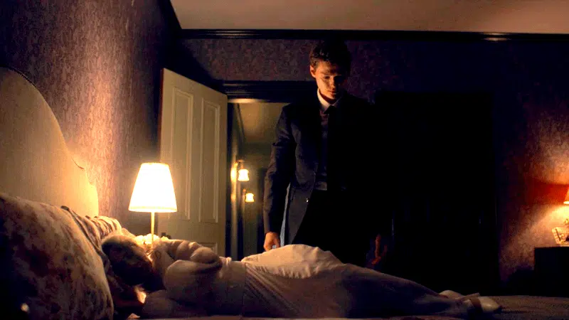 Garth trancando Becka no quarto em cena de Os Testamentos
