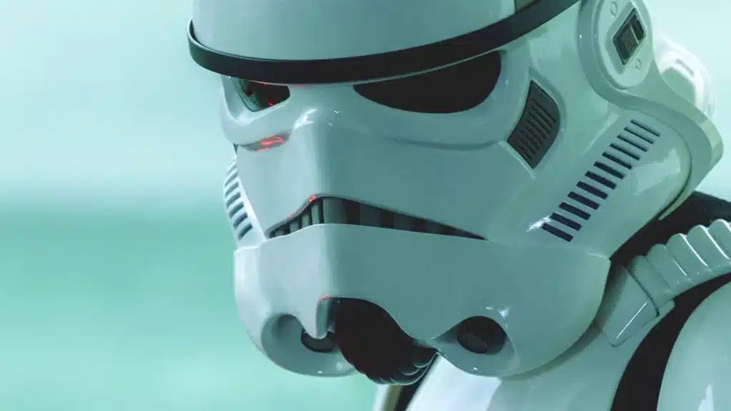 Stormtrooper de Star Wars em cena do Mandaloriano revelando o rosto dos Snowtroopers