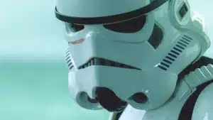 Stormtrooper de Star Wars em cena do Mandaloriano revelando o rosto dos Snowtroopers