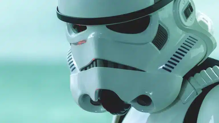 Stormtrooper de Star Wars em cena do Mandaloriano revelando o rosto dos Snowtroopers