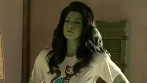 Tatiana Maslany como Mulher-Hulk em cena do MCU, com tensão entre crítica à Disney e retorno