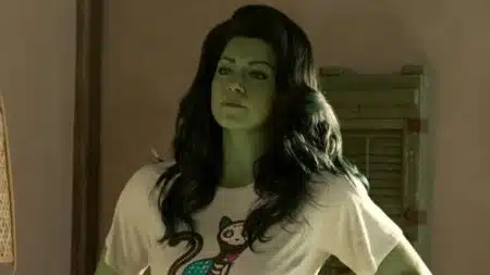 Tatiana Maslany como Mulher-Hulk em cena do MCU, com tensão entre crítica à Disney e retorno