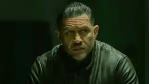 Tom Hardy como Harry Da Souza na série Terra da Máfia