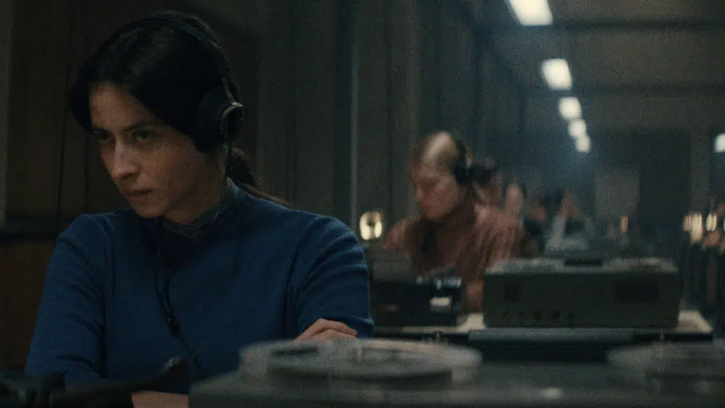 Cena de ação do thriller de espionagem Cidade das Estrelas, mostrando tensão dramática característica do filme