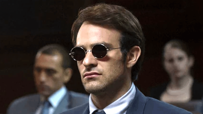 Matt Murdock como Demolidor em cena do MCU, personagem icônico redesenhado