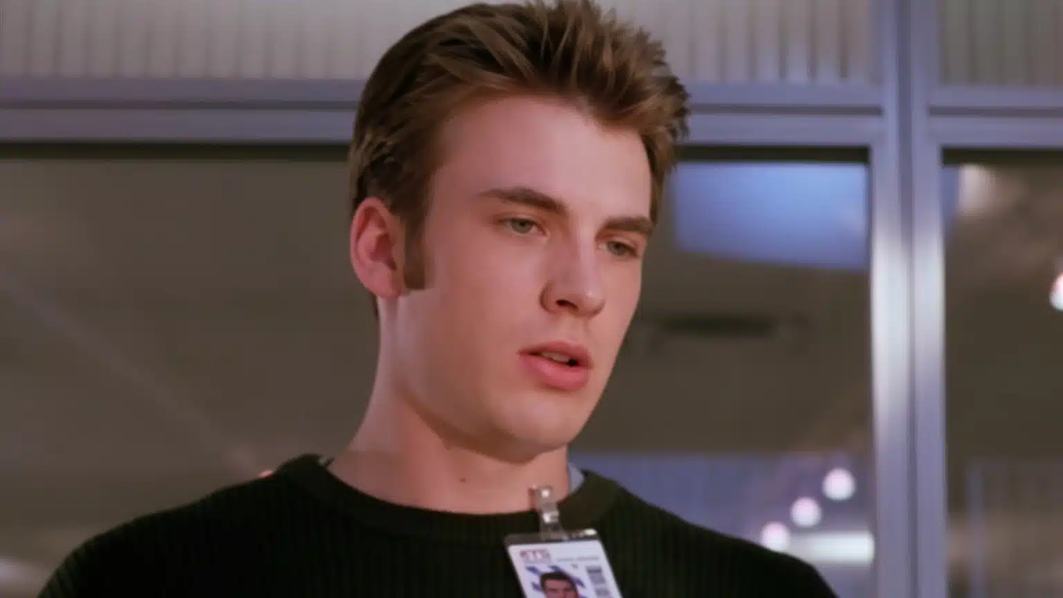 Matthew Lillard e Chris Evans em cena de ação do filme de roubo dos anos 2000