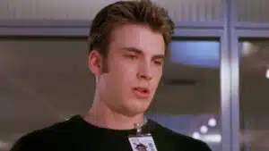 Matthew Lillard e Chris Evans em cena de ação do filme de roubo dos anos 2000