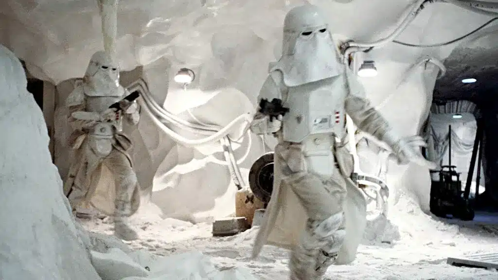 Snowtrooper de Star Wars com capacete branco e equipamento tático completo