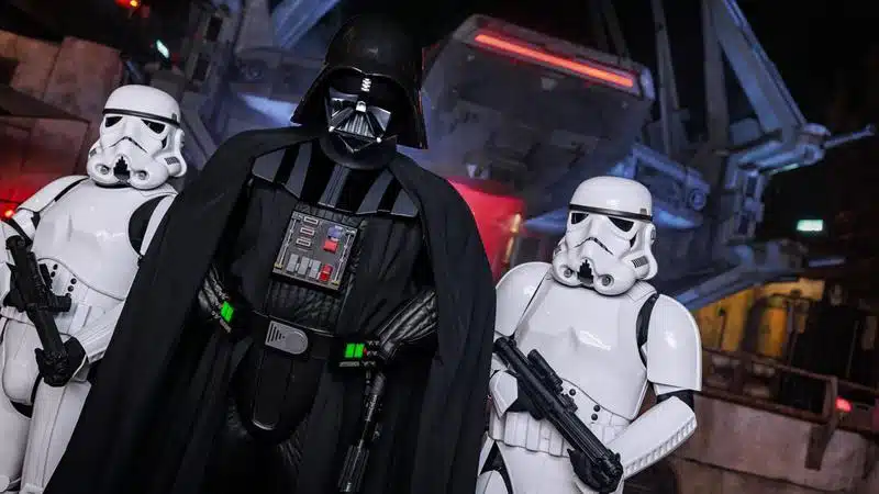 Vader em Galaxy's Edge, a área temática de Star Wars no Disney Parks