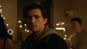 Peter Parker em cena do filme Homem-Aranha: um Novo Dia