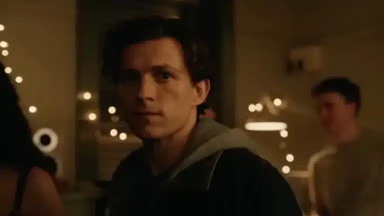 Peter Parker em cena do filme Homem-Aranha: um Novo Dia