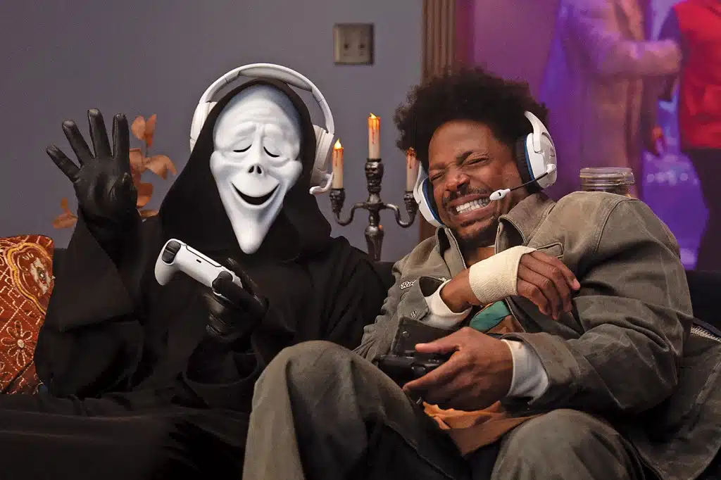 Marlon Wayans em cena de comédia de horror Scary Movie, preparando retorno em 2026
