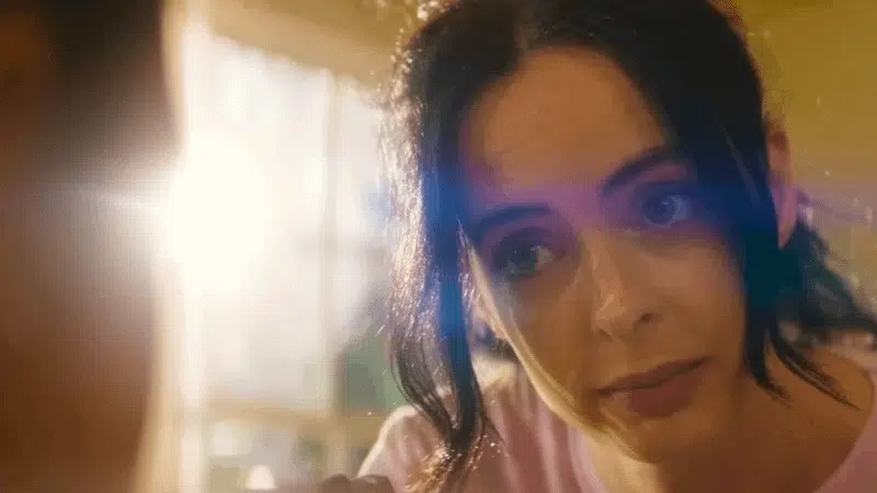 Jessica Jones em cena de Demolidor Renascido, personagem que retorna na série