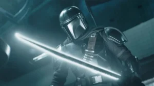 Din Djarin, o Mandaloriano, com seu capacete icônico em cena do filme que estreia nos cinemas