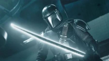 Din Djarin, o Mandaloriano, com seu capacete icônico em cena do filme que estreia nos cinemas