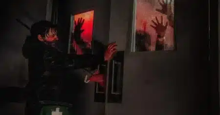 Cena do trailer do novo filme Resident Evil mostrando ambiente sombrio em Raccoon City