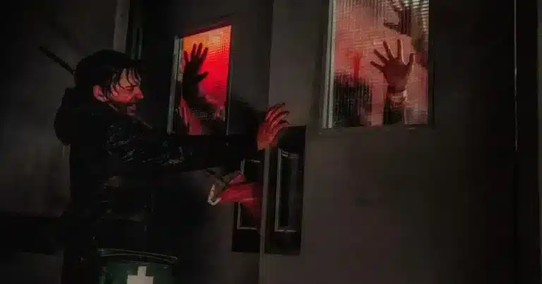 Cena do trailer do novo filme Resident Evil mostrando ambiente sombrio em Raccoon City