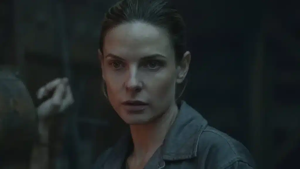 Silo 3ª temporada Juliette prefeita marca nova era política e amnésia narrativa Rebecca Ferguson como Juliette Nichols se ajustando diante do espelho em uniforme de prefeita na 3ª temporada de Silo