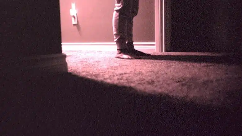 Corredor vazio e minimalista do filme Skinamarink, exemplificando espaço liminar que causa horror pela ausência