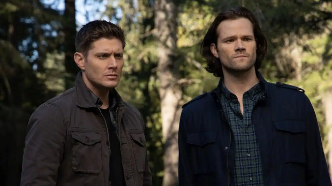 Dean e Sam Winchester em pose de ação para o retorno de Supernatural em 2026