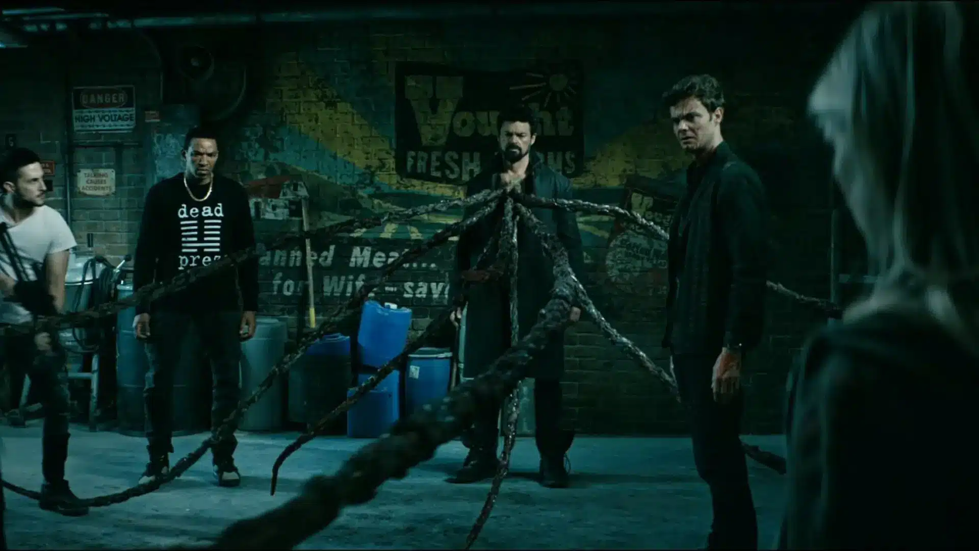 Elenco de The Boys em confronto com criatura em armazém na 5ª temporada no Prime Video
