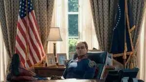 Antony Starr como Capitão Pátria sentado no Salão Oval da Casa Branca na 5ª temporada de The Boys no Prime Video