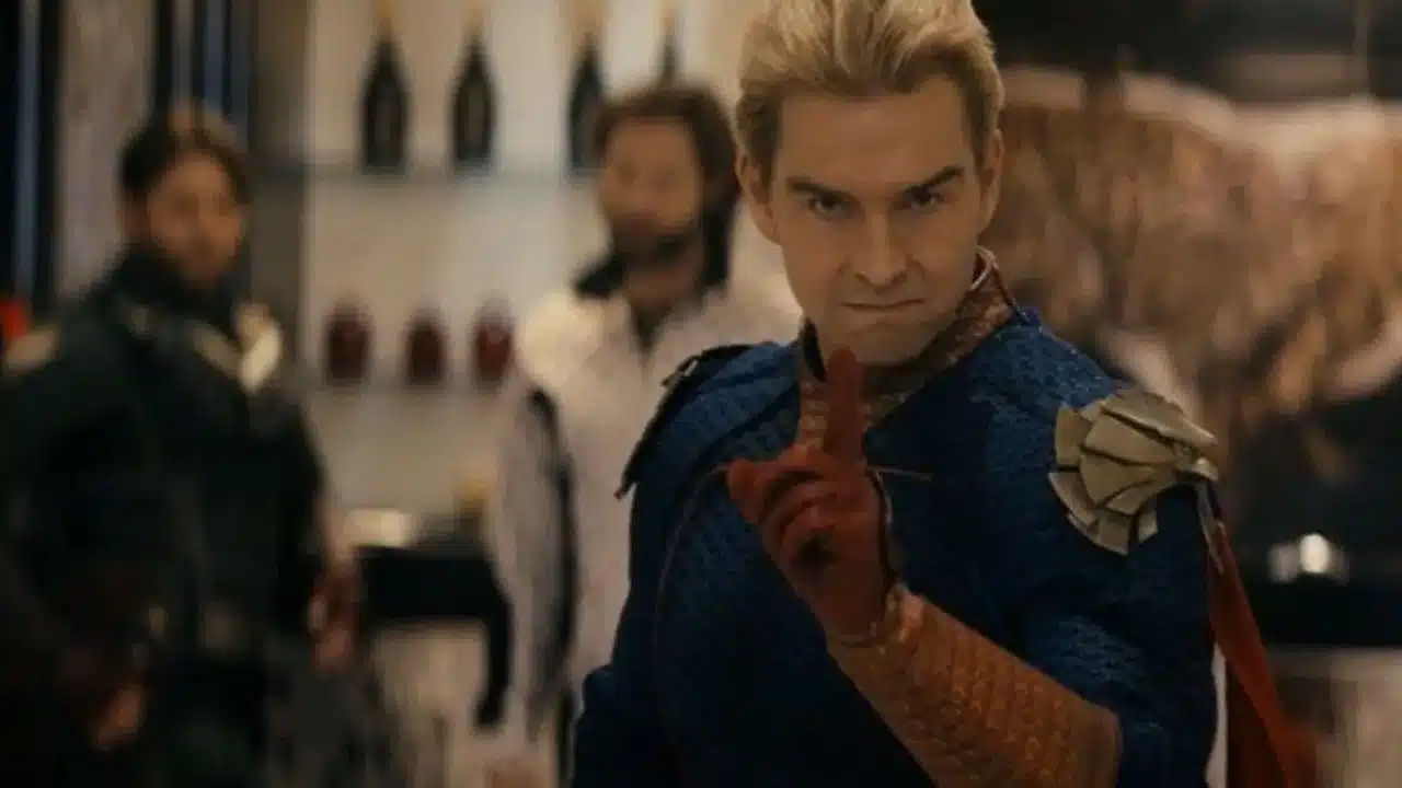 Antony Starr como Homelander recebendo o V1 no episódio 6 da 5ª temporada de The Boys
