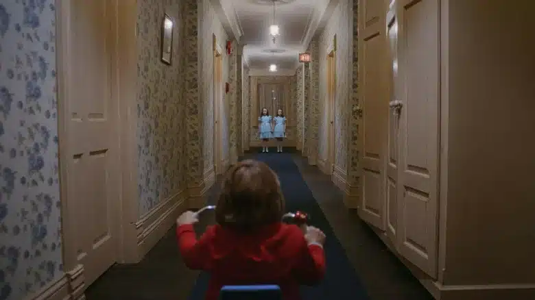 Saguão vazio do Hotel Overlook em The Shining, retratando o espaço liminar