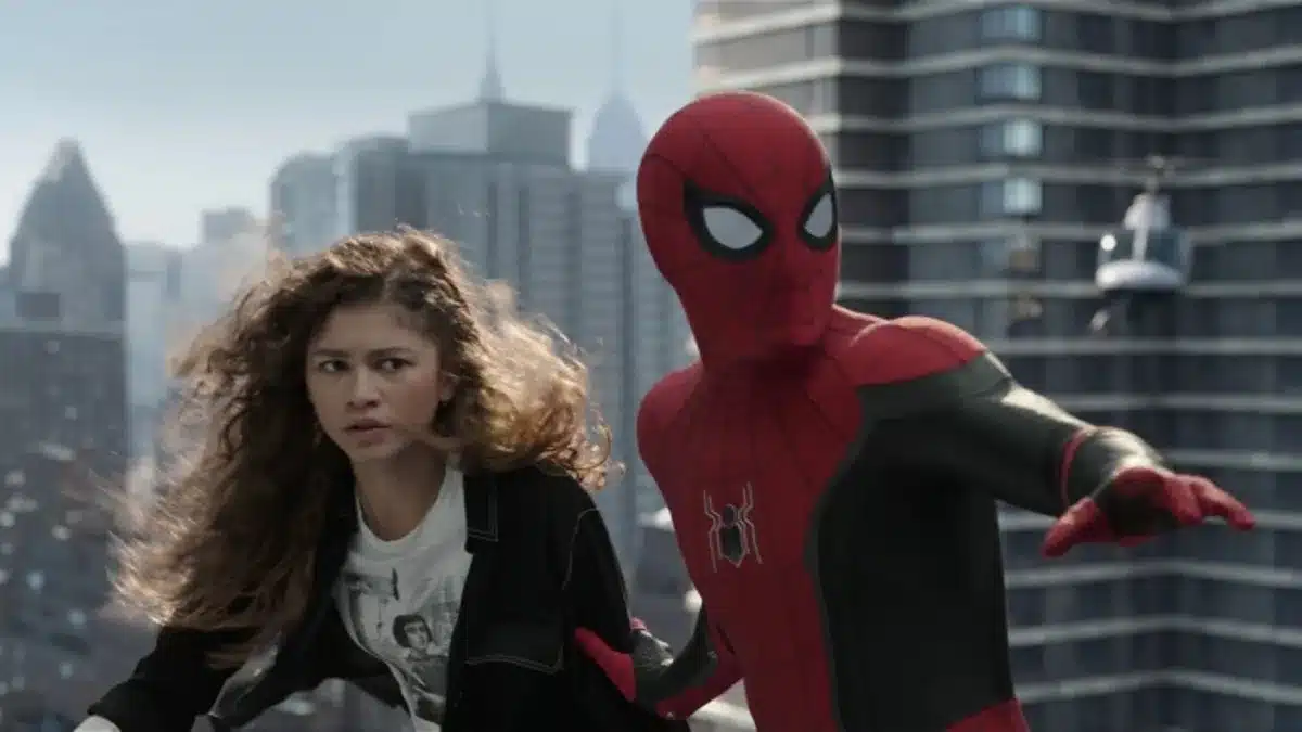 Zendaya como MJ em Homem-Aranha: Um Novo Dia, expressando emoção sobre separação de Peter Parker
