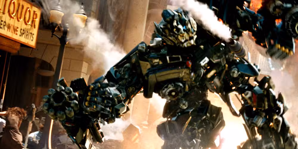 Ironhide disparando suas armas em cena do filme Transformers