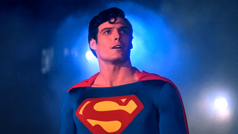 Traje de super-herói com capa vermelha e símbolo no peito
