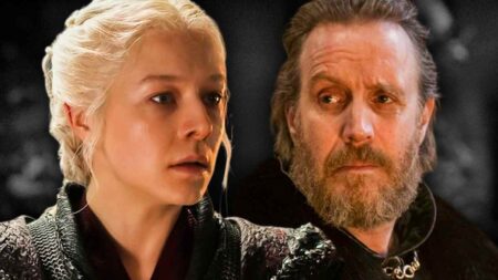 Rhaenyra com Dark Sister e Otto Hightower ajoelhado na Sala do Trono