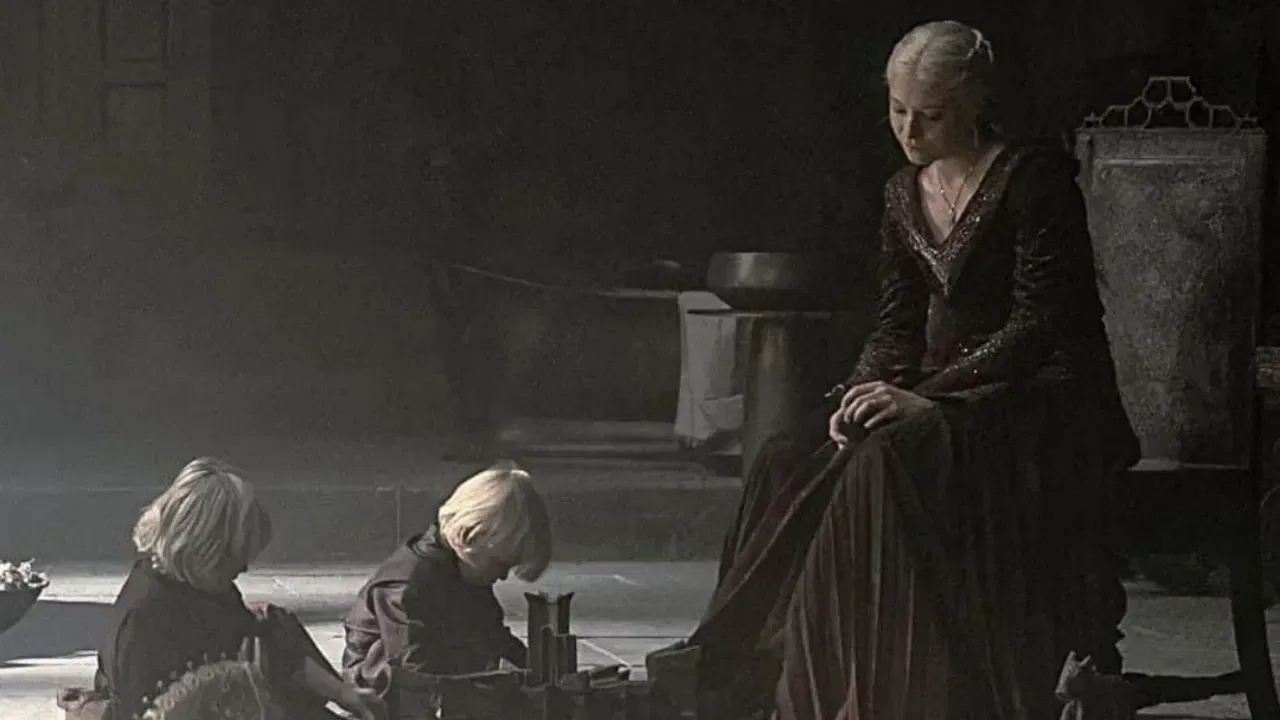 Rainha Rhaenyra com Aegon, o Jovem e Viserys em A Casa do Dragão