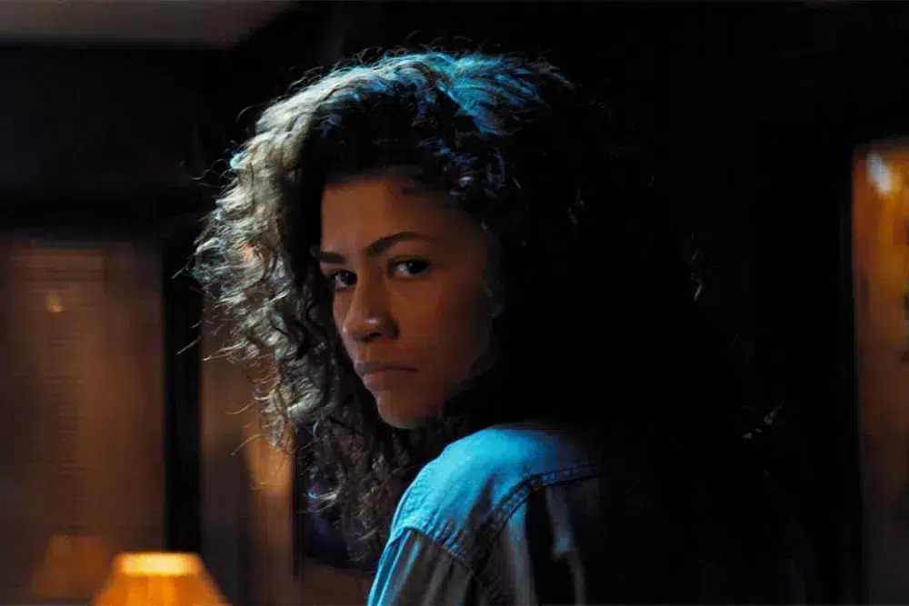 Angus Cloud como Fezco ao lado de Zendaya como Rue em cena de Euphoria