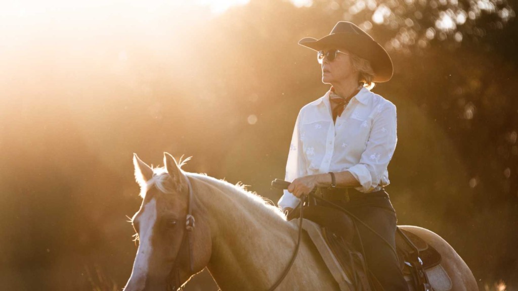 Beth Dutton (Kelly Reilly) em cena no Texas durante Rancho Dutton