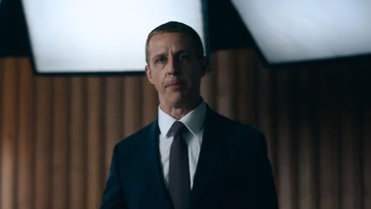 Jeremy Strong como Mark Zuckerberg no trailer oficial de A Rede Social 2