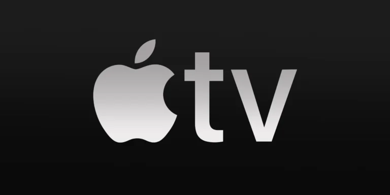 A série esquecida de Spielberg na Apple TV+ voltou e tem tudo a ver com Dia D Logo da Apple TV+ com fundo escuro, representando a plataforma de streaming que traz de volta série clássica de Spielberg