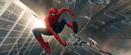 Peter Parker como Homem-Aranha patrulhando a cidade sozinho à noite