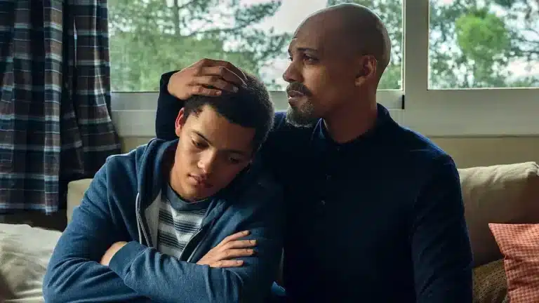 A Testemunha na Netflix: o final explica mais sobre a falha policial do que sobre o crime em si Cena da série A Testemunha da Netflix mostrando investigação policial e análise de crime